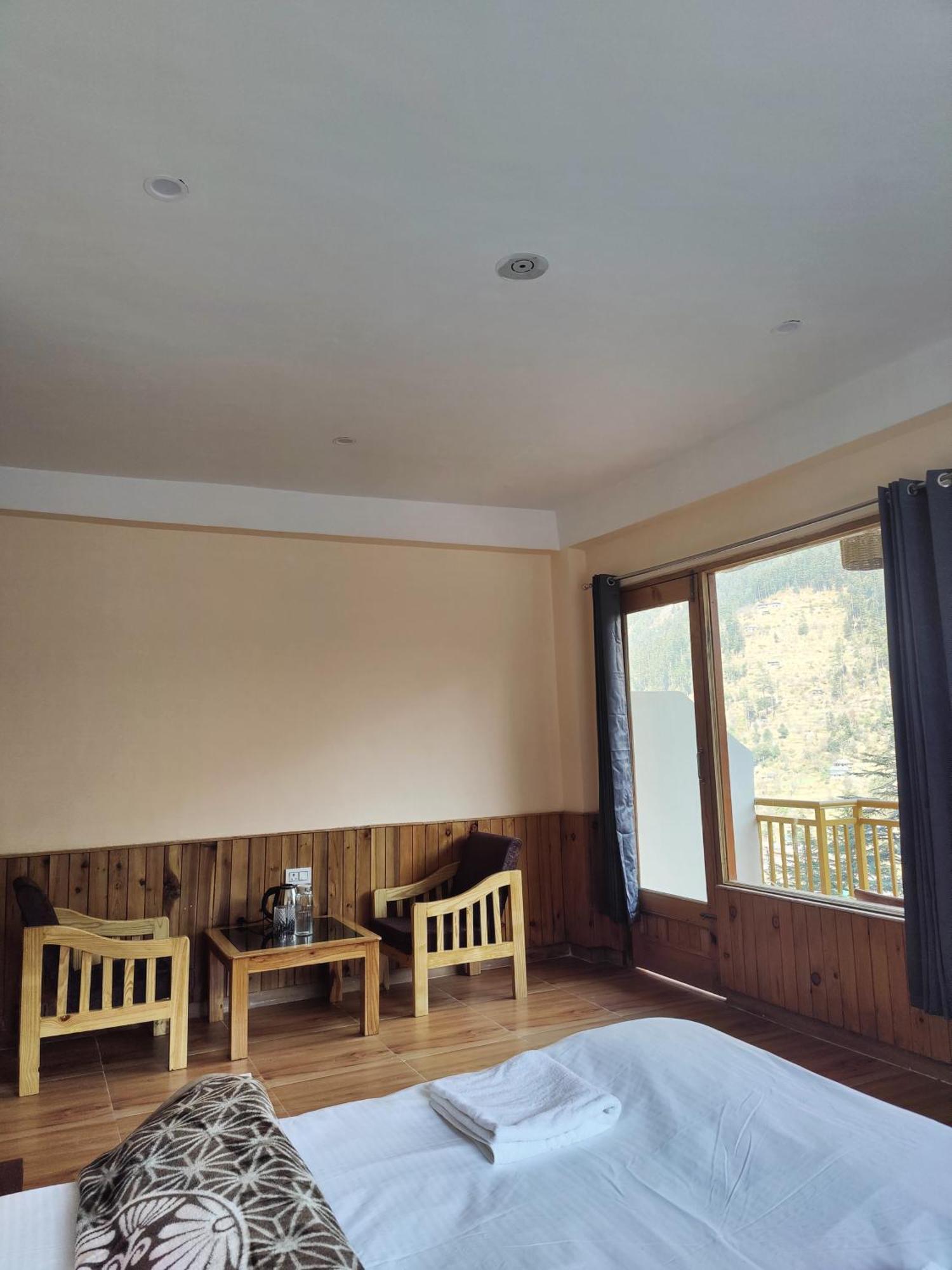 The Woodpecker Inn & Cafe, Jibhi 外观 照片