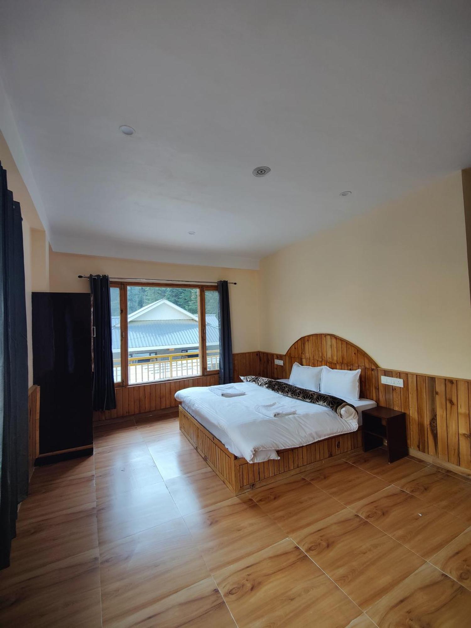 The Woodpecker Inn & Cafe, Jibhi 外观 照片