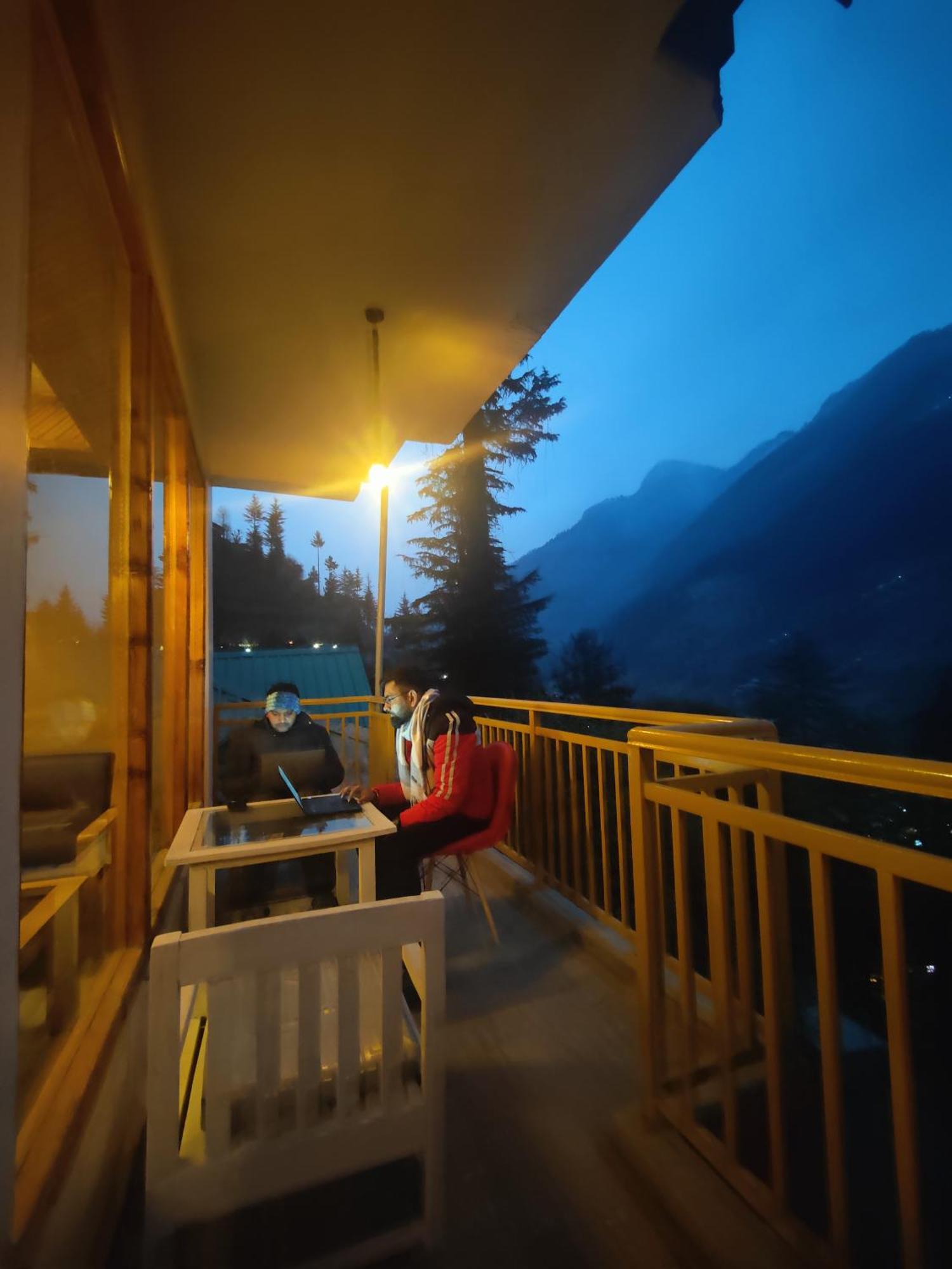 The Woodpecker Inn & Cafe, Jibhi 外观 照片